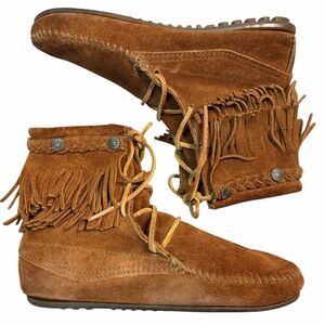 Minnetonka Fringed Suede Moccasin Boots -‎ Tan size 7